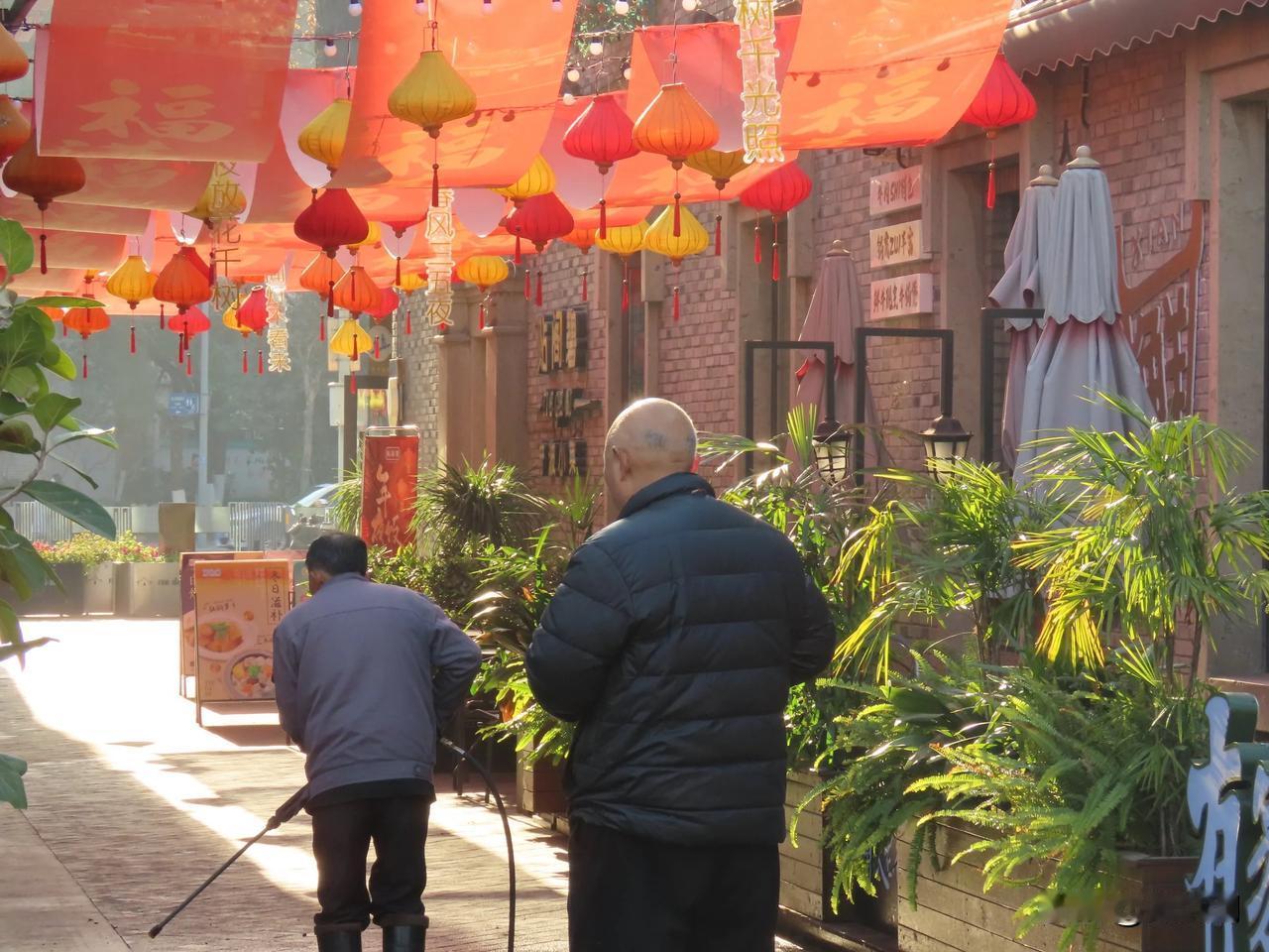 阳光明媚的午后，两位老人漫步在古色古香的街巷，享受着生活的美好。