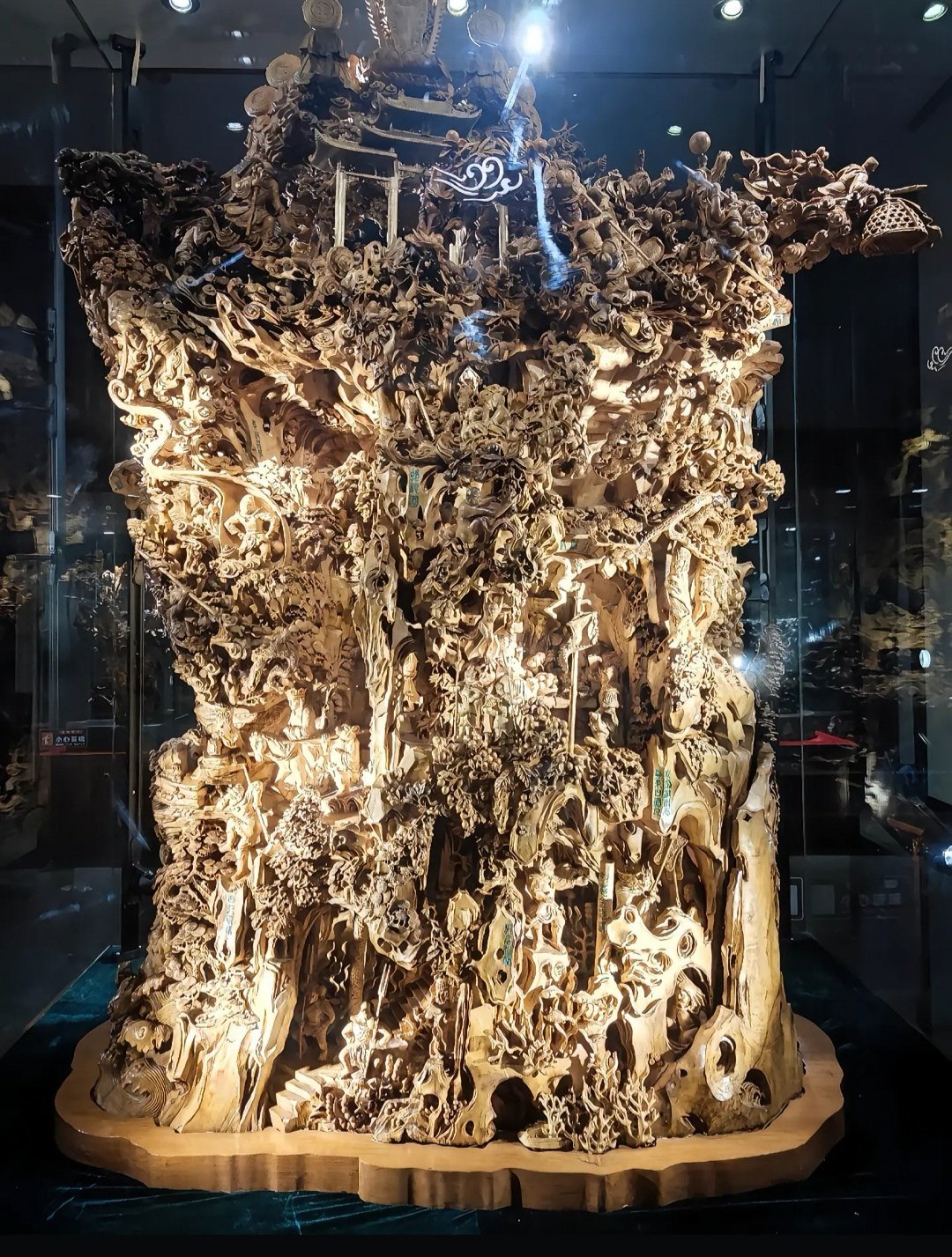 陈丽华逝世富华国际集团荣誉主席、中国紫檀博物馆馆长，登上过中国女首富宝座。和唐僧