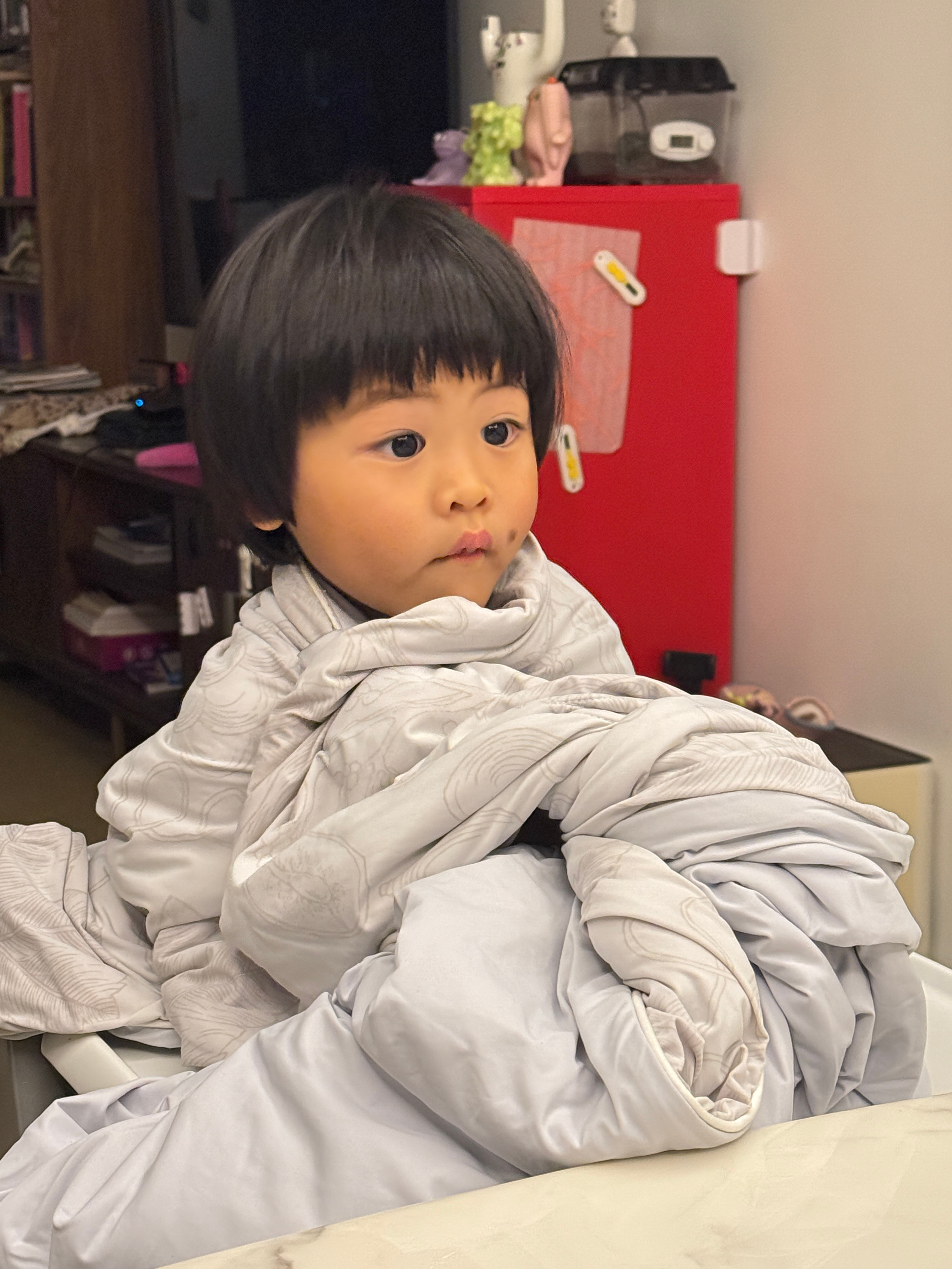 我说球宝，你都睁不开眼睛了，今天不看动画拼了吧？球宝： 