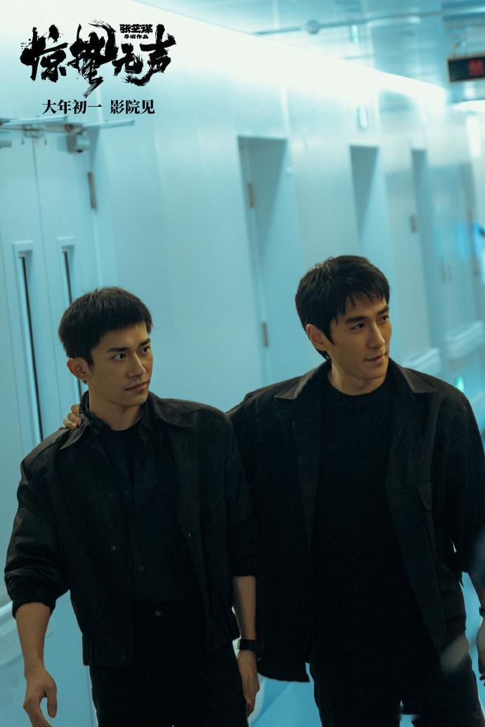 易烊千玺朱一龙搭肩海报惊蛰无声人物关系剧照惊蛰无声人物关系剧照，易烊千玺朱一龙搭