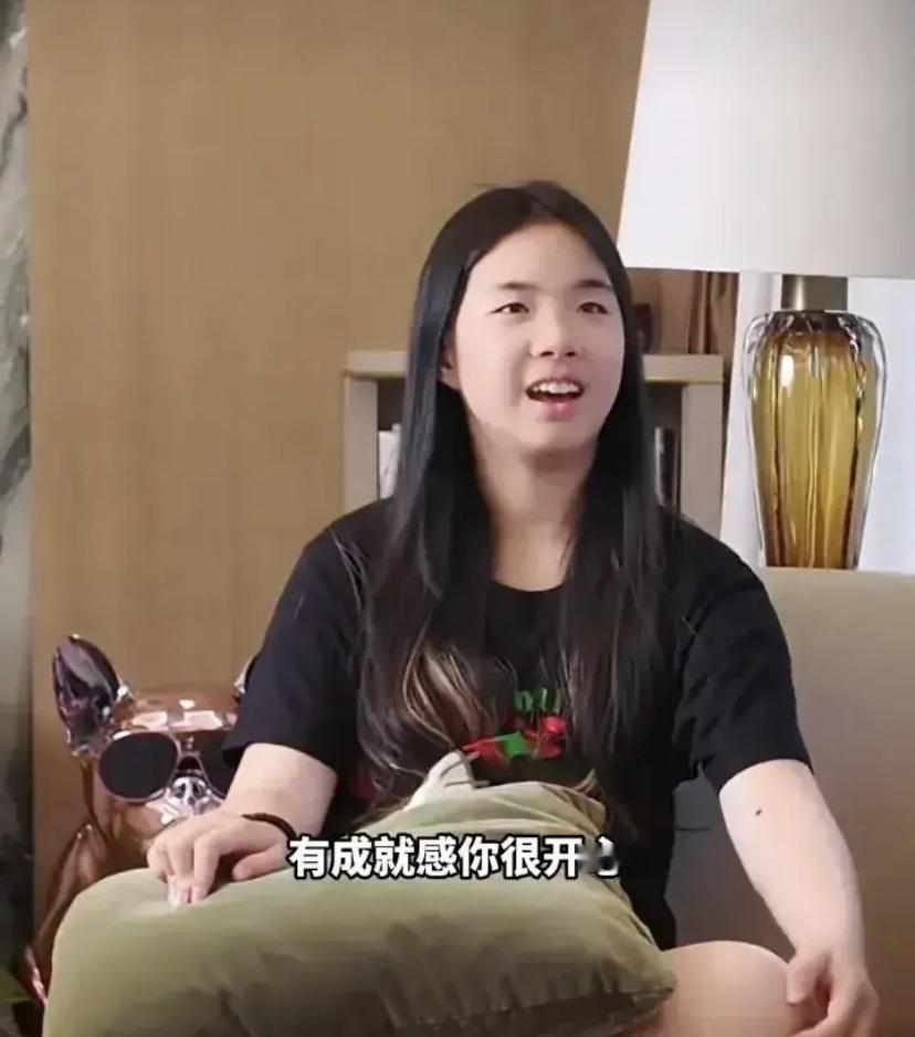 黄奕这下捅了马蜂窝了，够忙活一阵的了，可能她不发第二条视频就不会引起网友那么大反