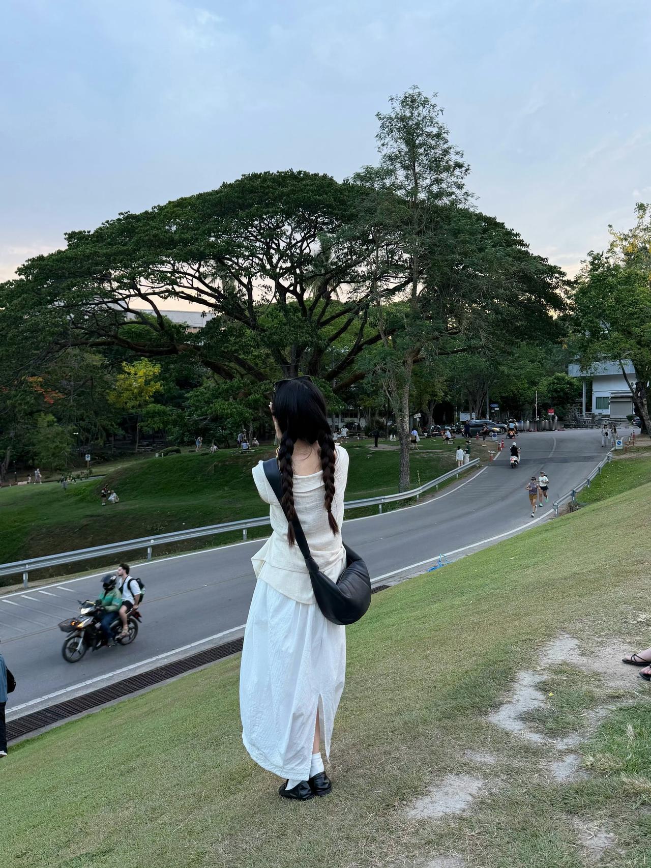 人与人的关系是自然流动的，自然聚合，自然别离，接受任何关系的流动与变化。