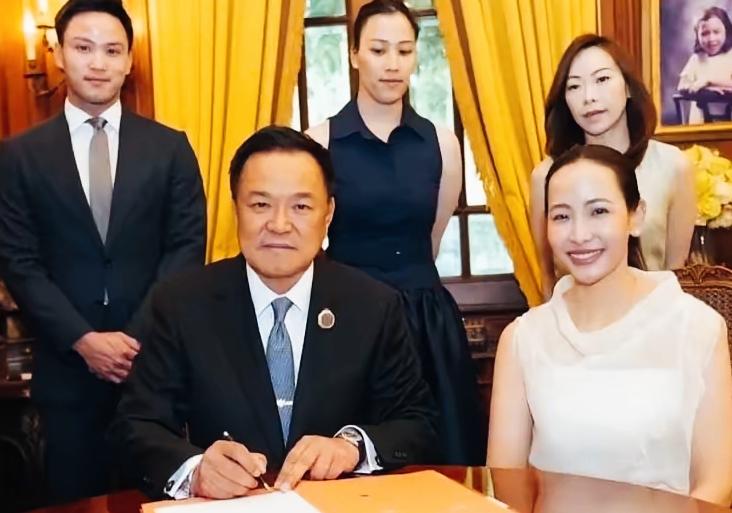 阿奴廷妻子笑的真开心啊！
阿奴廷妻子不仅有漂亮的颜值，气质也非常的优雅！
阿奴廷