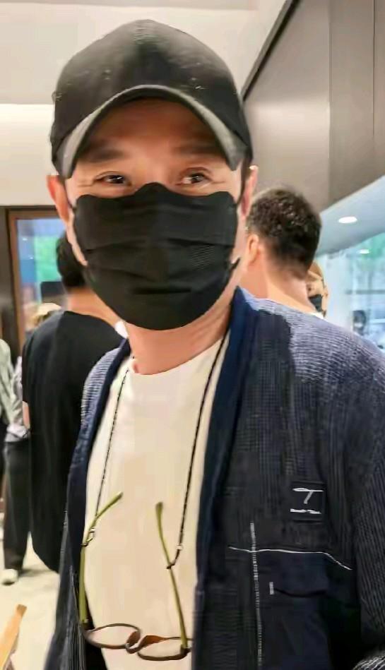 有幸来参加文章在上海开的陕西风味的餐饮店开业活动，许久未见文章，感觉文章明显有些