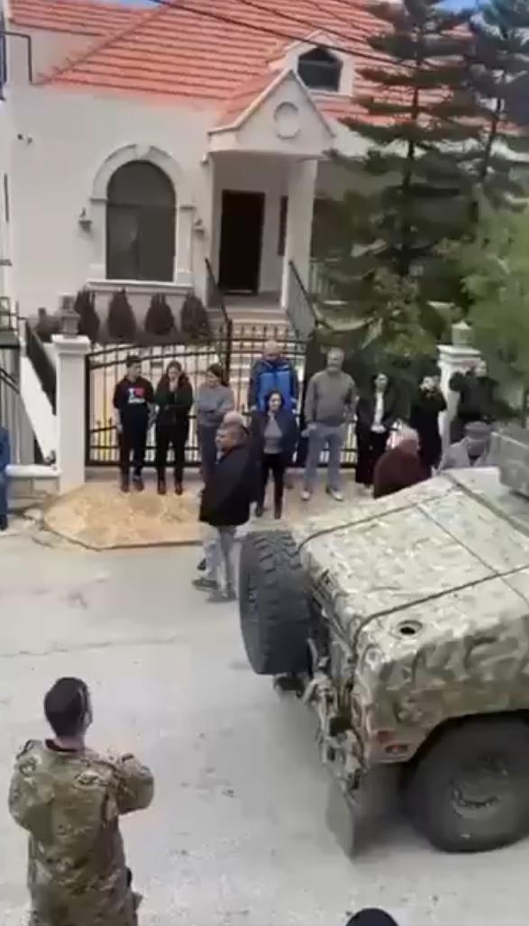 画面显示十多辆黎巴嫩军队的装甲车队——其中包括装甲车和救护车——正于2026年3