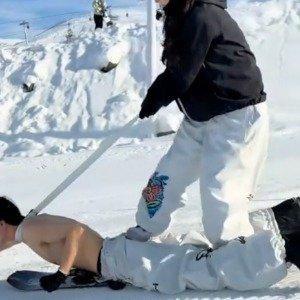 在新疆阿勒泰将军山滑雪度假区里，本该是雪友们享受速度与激情的地方，却出现了一幕让