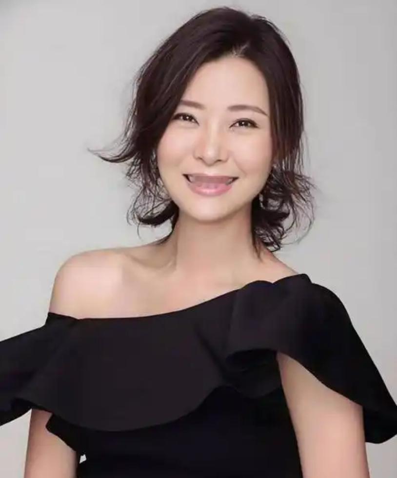 柯蓝感情路，满是唏嘘。1996 年与初出茅庐的李亚鹏相识相恋，半年后步入婚姻。她