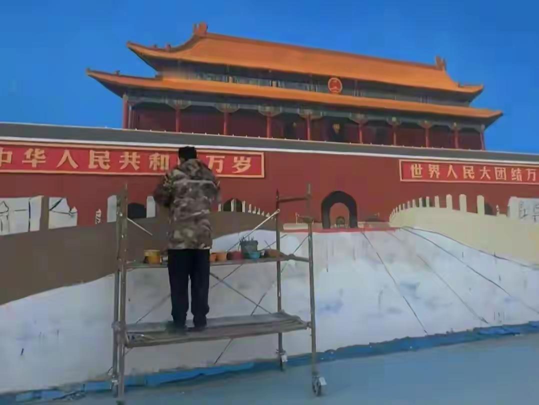 巨幅天安门强化出自农民之手

河南商丘，一位热爱绘画的村民吴承言，用自己的画笔帮
