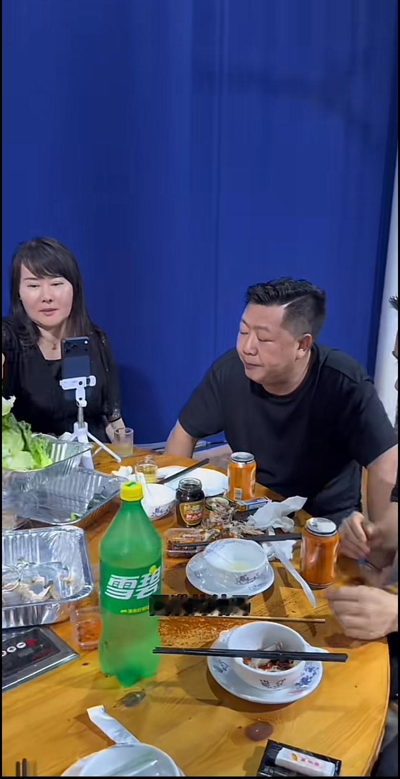 张大炮，正在和女徒弟张赢赢大吃大喝，桌上摆着醉云尘啤酒，还有烤串，这是一场张大炮