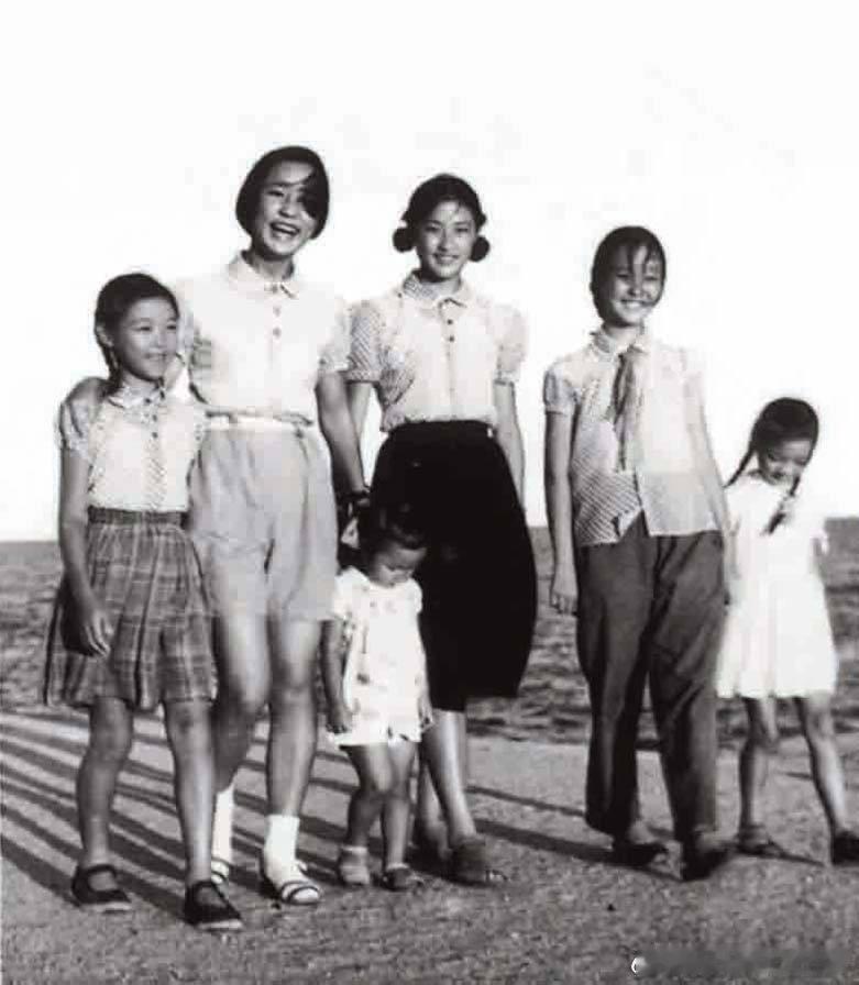 1960年代初程潜的6个女儿在海边合影。左起程欣（四女）、程瑜（二女）、程玉（小