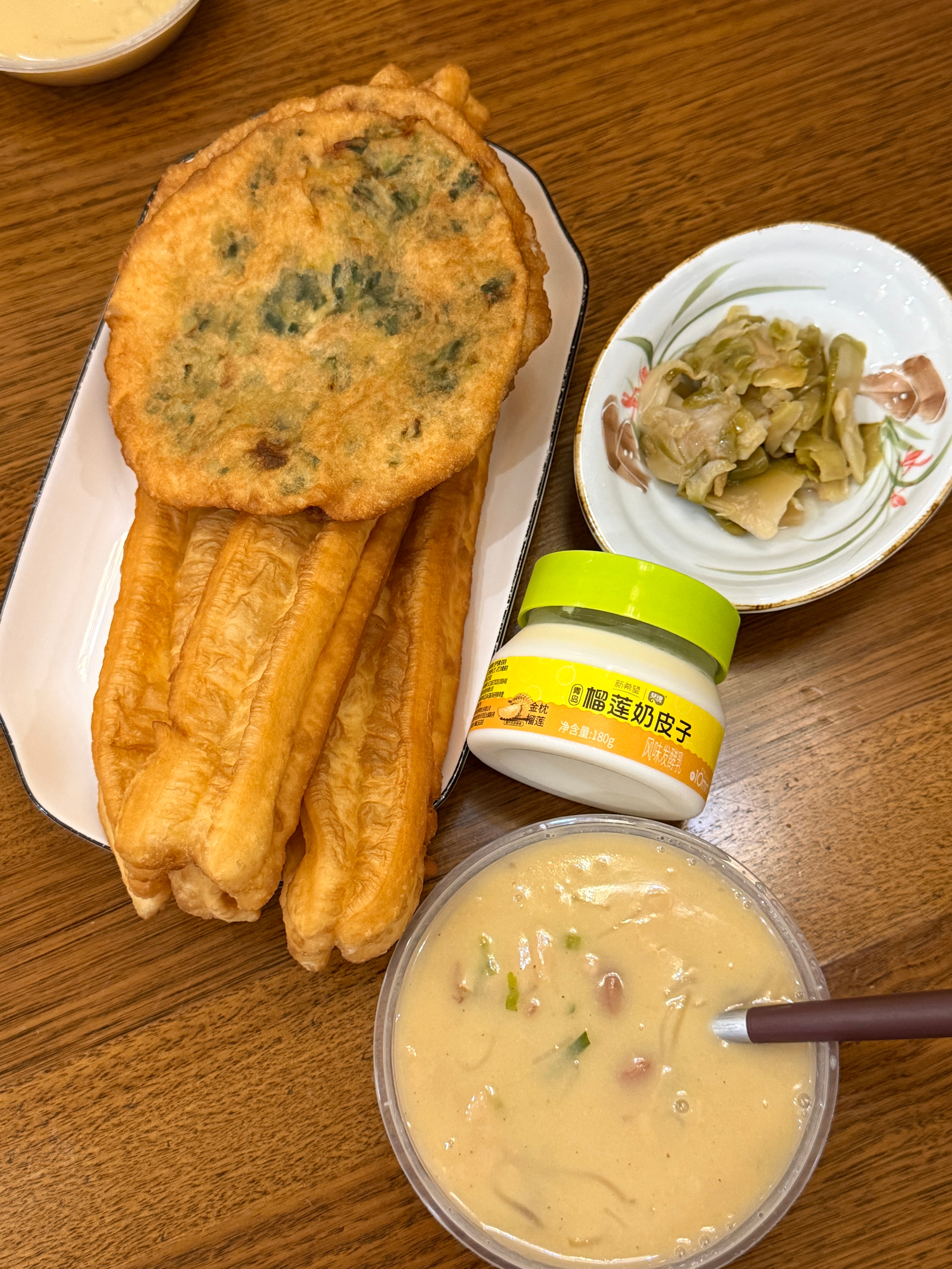 朴素的一餐 老酱值班回来带了早饭，这个奶皮子酸奶最近我特别喜欢吃，是我目前吃到过