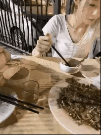 不就夹个菜嘛，看怎么看[大笑][大笑]