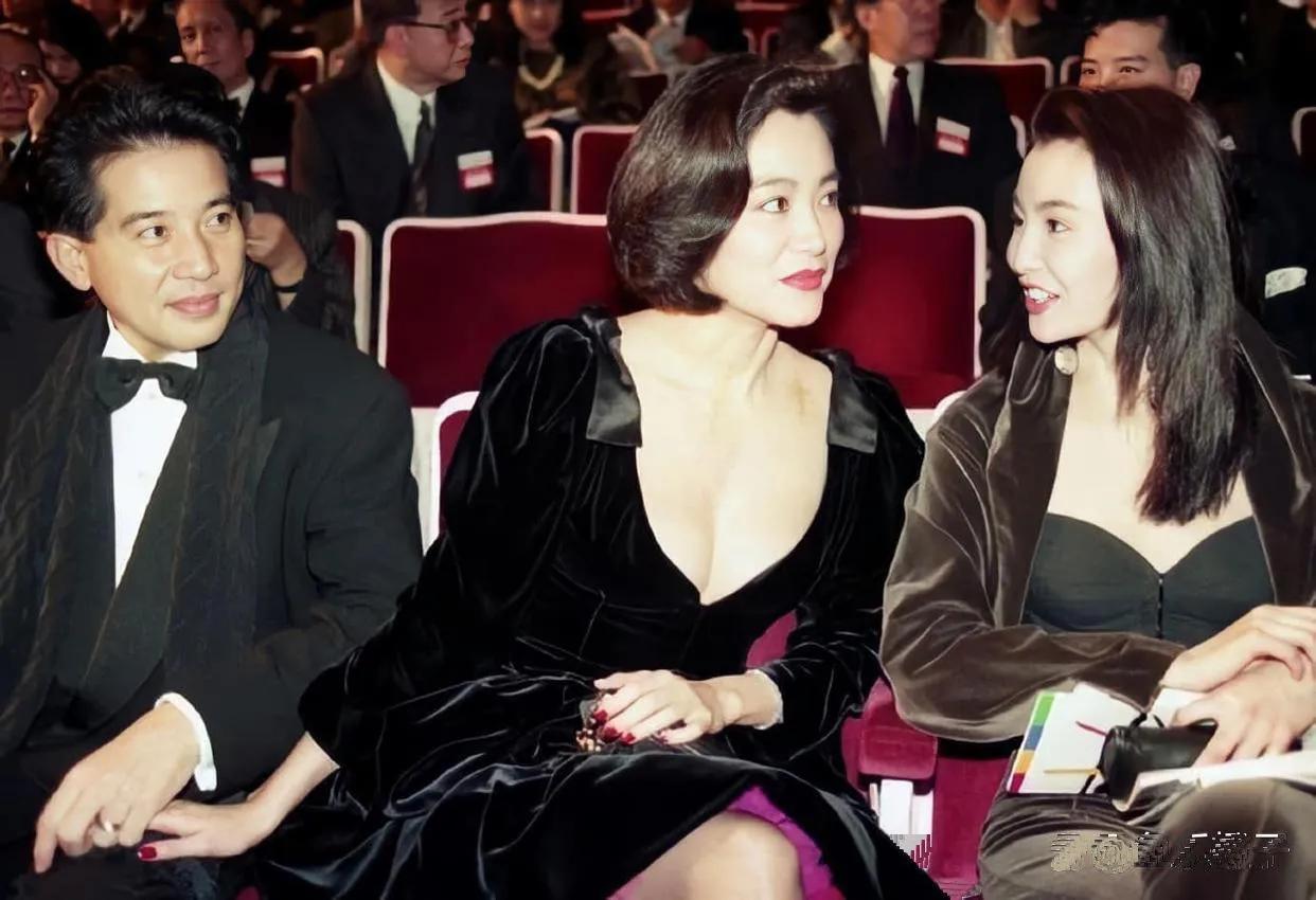 秦汉、林青霞和张曼玉这张合照十分经典。当年秦汉与林青霞绝对是真爱！林青霞的手放在