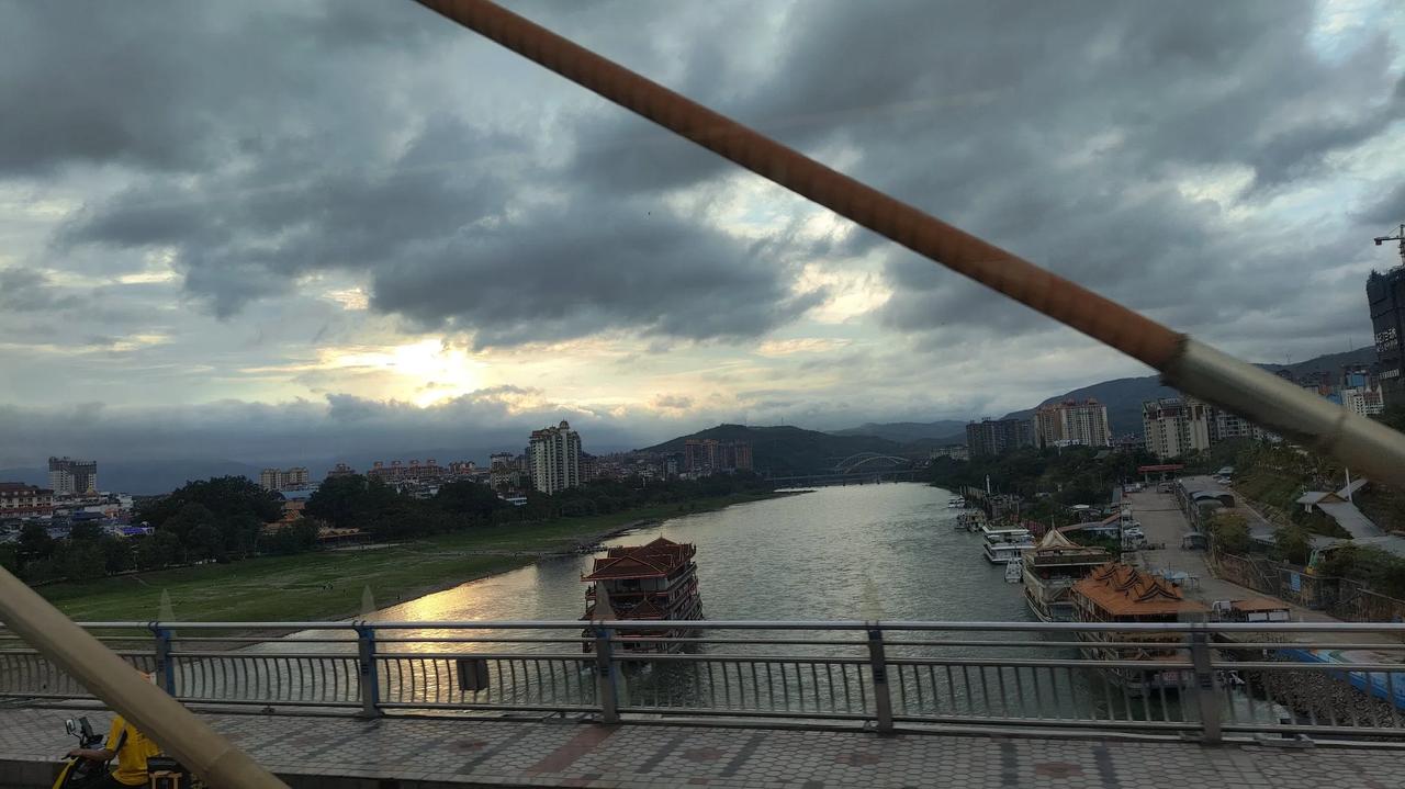 今天回北京｡。然后回去整顿几天洗衣服，然后又要南下厦门｡。
