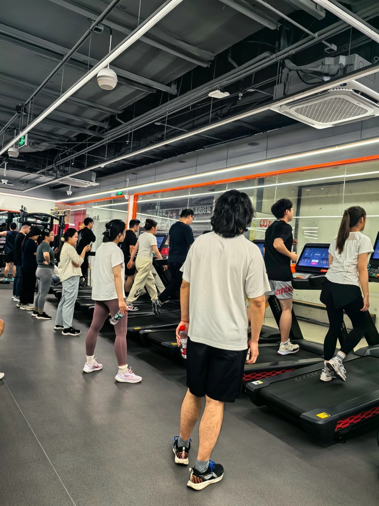 医生称运动对血管是直接伤害运动是好事，但前提是身体状态在线。已经很累了还硬上强度