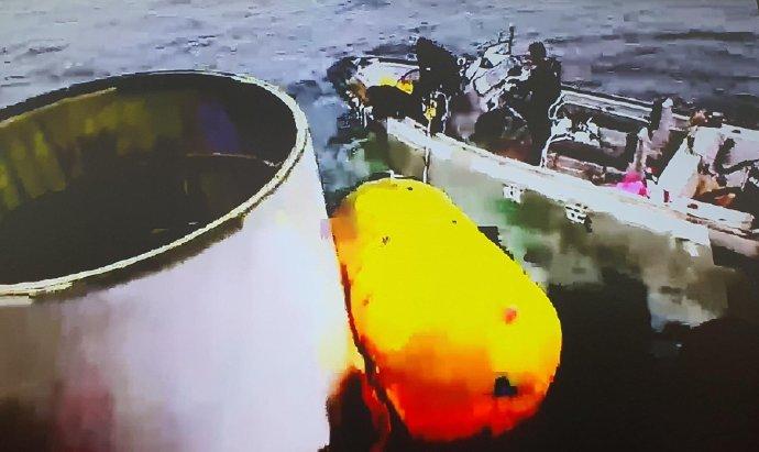 无耻偷国，正在满大海的抢捞北边兄弟的火箭残骸——韩联社称，韩军于上午8时许在青岛