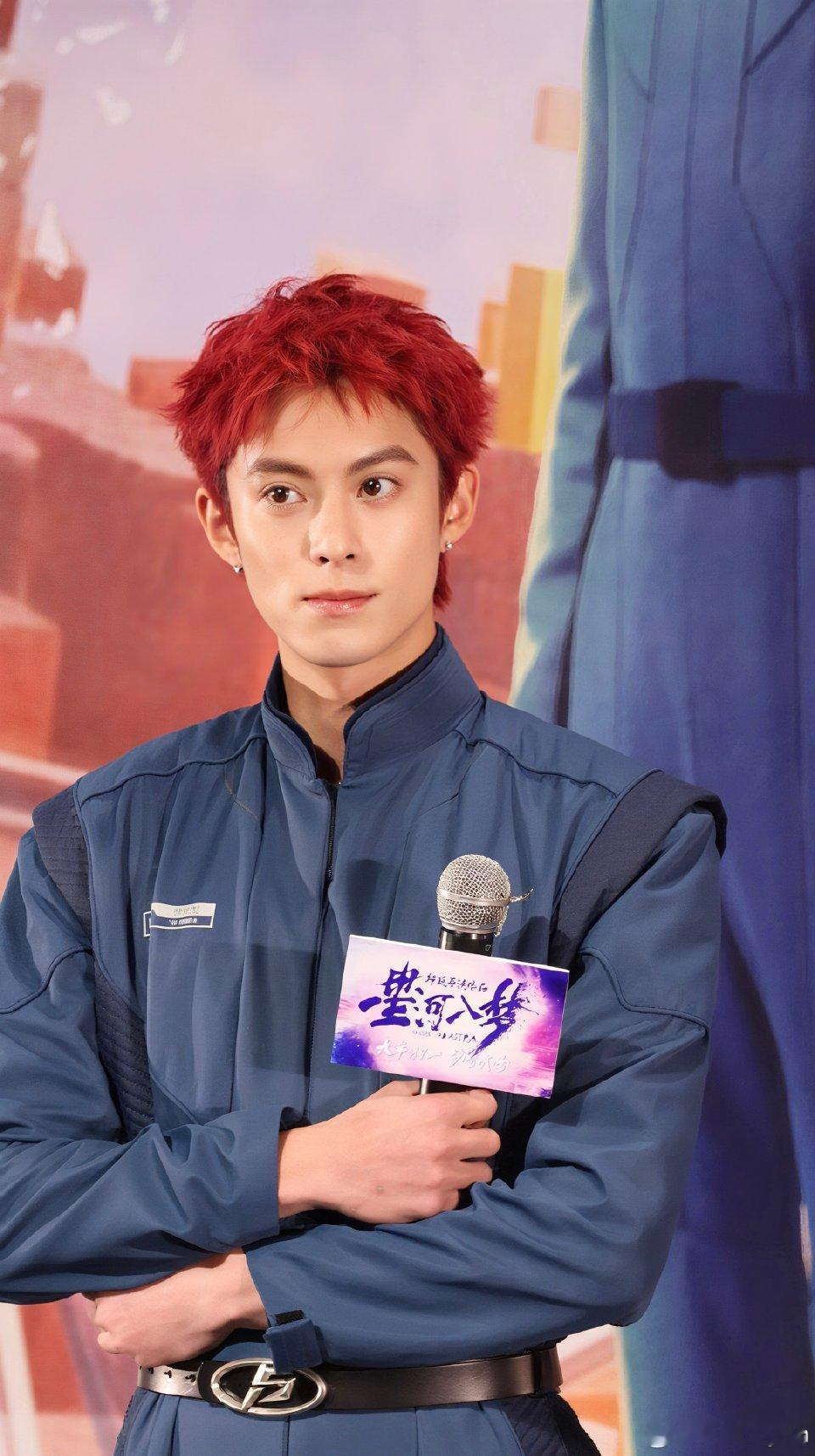 王鹤棣大年初四开工王鹤棣年后开始录制亲爱的客栈了，主理人已上线，专门为顾客服务了