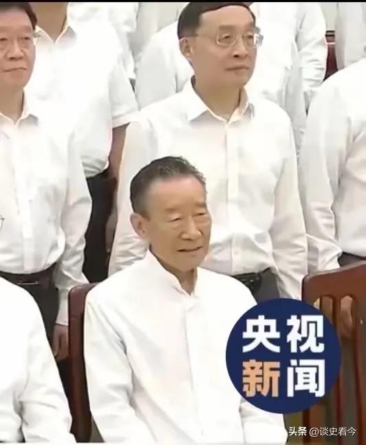 最近看到于东来去北京开经济座谈会了
也看到了李雪健老爷子去北戴河疗养了
感觉国家