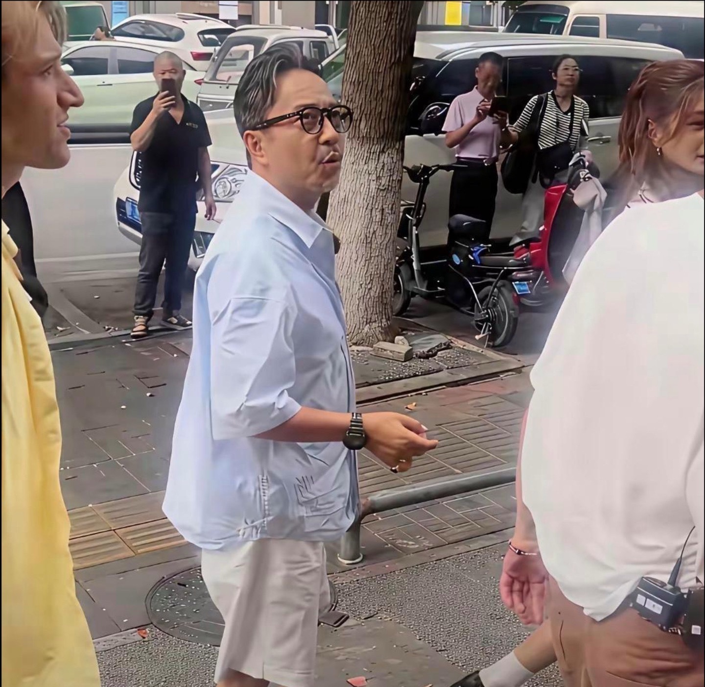 51岁汪涵现状，唉看着像个老大爷了，他怎么不主持节目了？ 