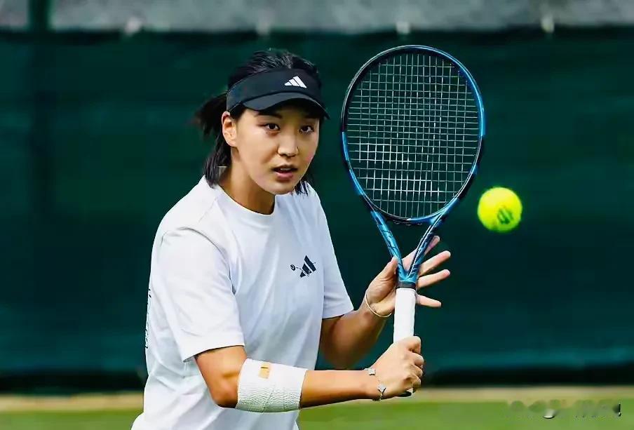 王欣瑜今日18:30继续与🇹🇳贾玲争夺WTA500柏林站女单16强席位！王欣