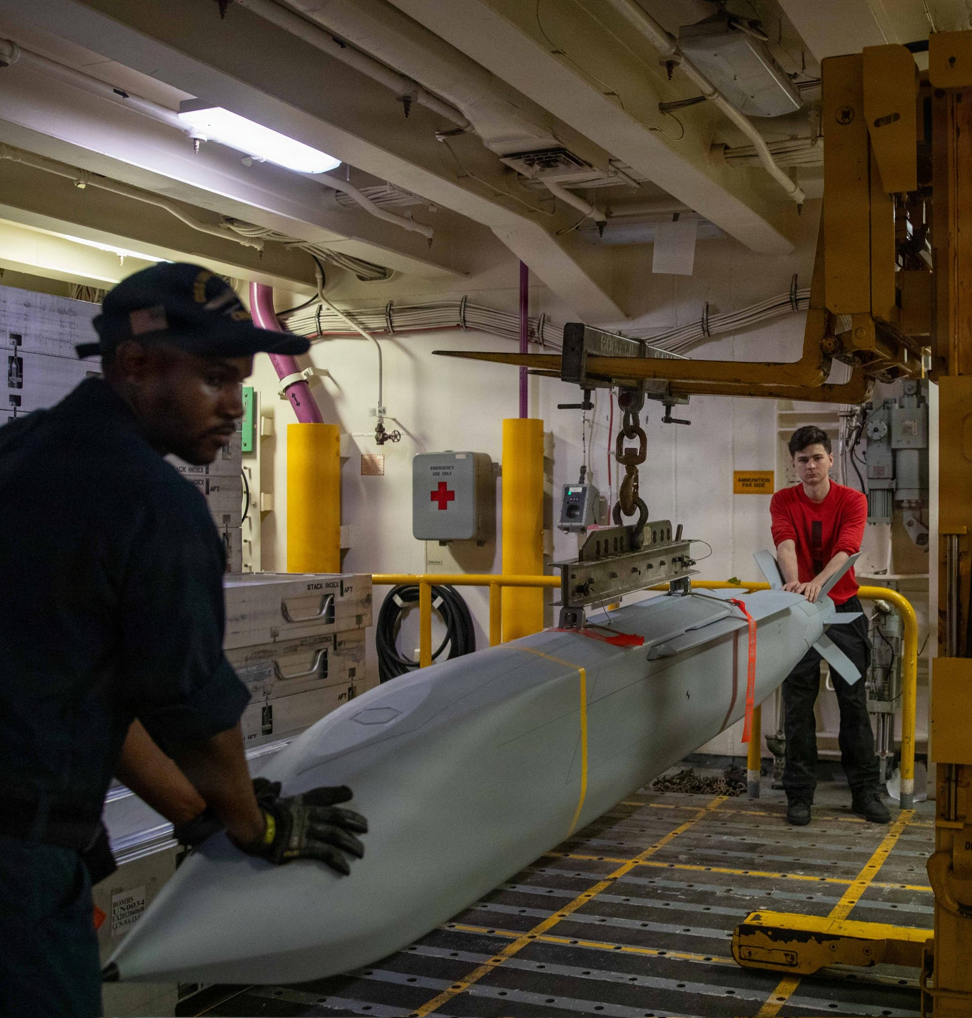 每天认识一件兵器  美国海军水兵在加勒比海航行中的“乔治·华盛顿”号航母（CVN