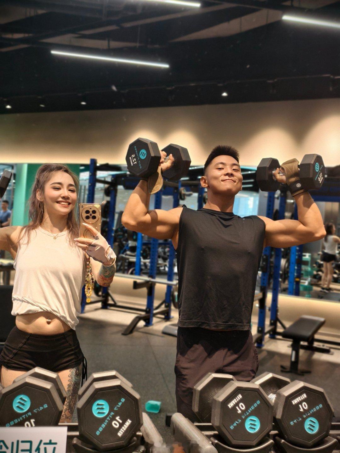 公司里帅哥多的好处就是帅哥真多啊哈哈哈我的日常plog运动不停歇健身