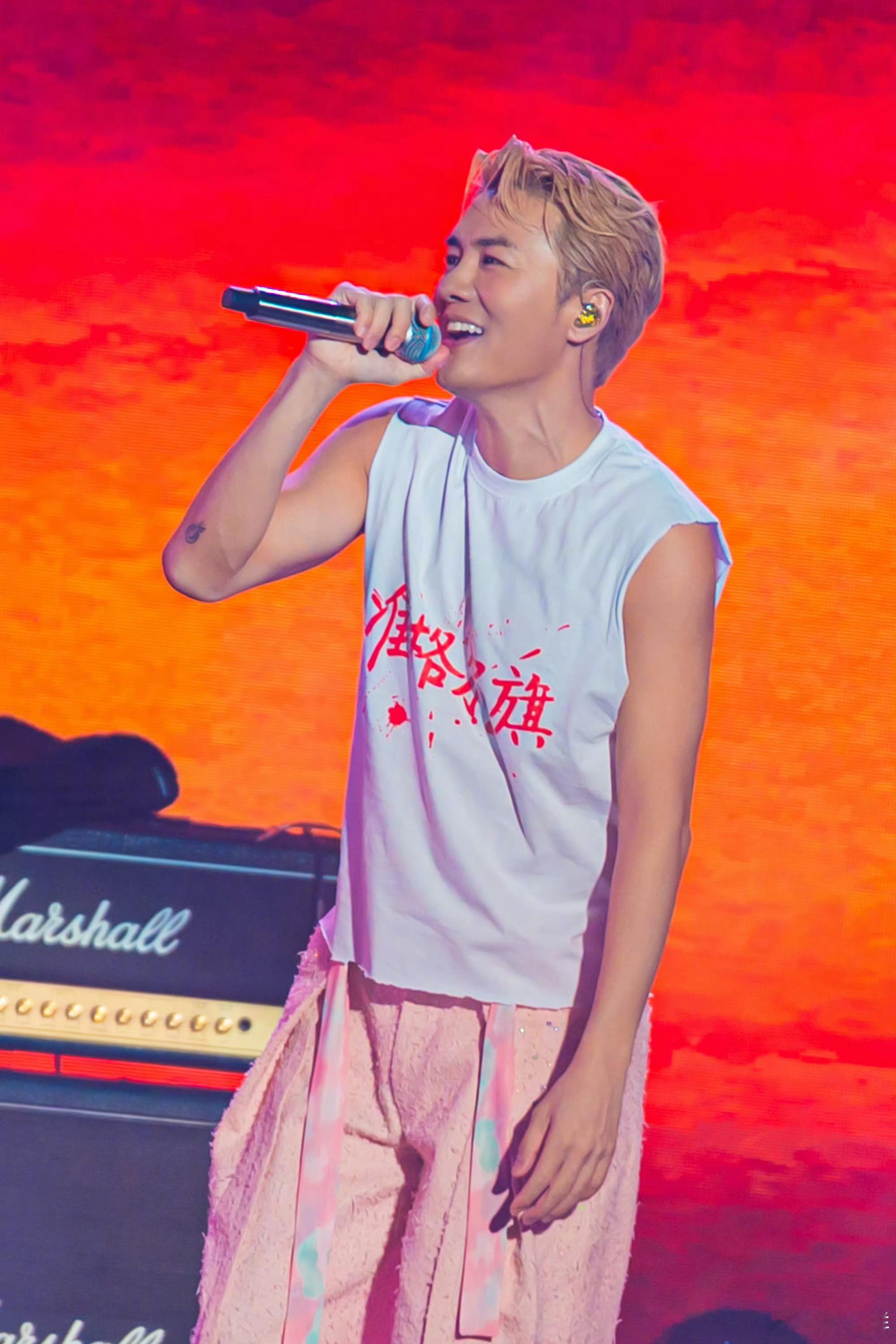 梁源发文怼吴克群乐坛正面开撕！《有歌第二季》梁源怒批吴克群欢子合唱《棱角》“很差