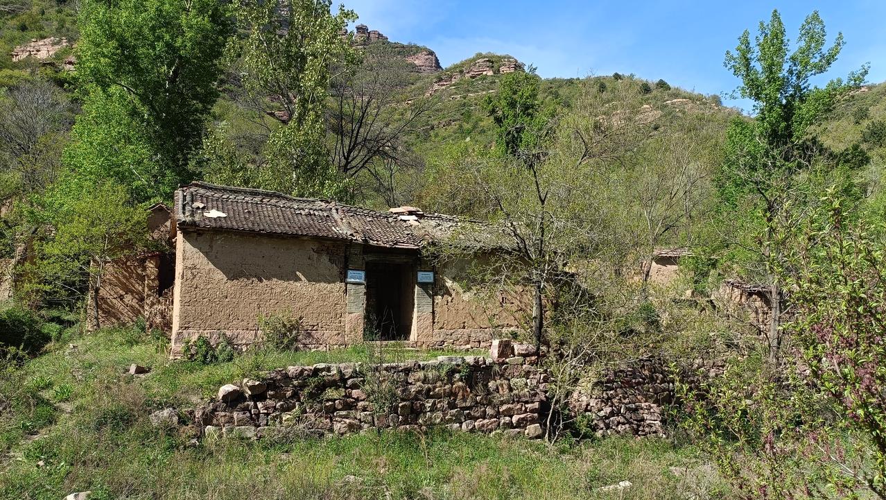 这里是山西黎城县洪井镇的黄草辿村，它隐匿于一条6公里长的山沟尽头、一座大山脚下。