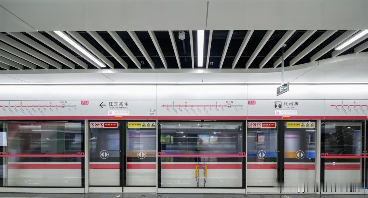 西安地铁15号线开通在即，今日看直播，有媒体朋友受邀体验15号线试运行，看到车站