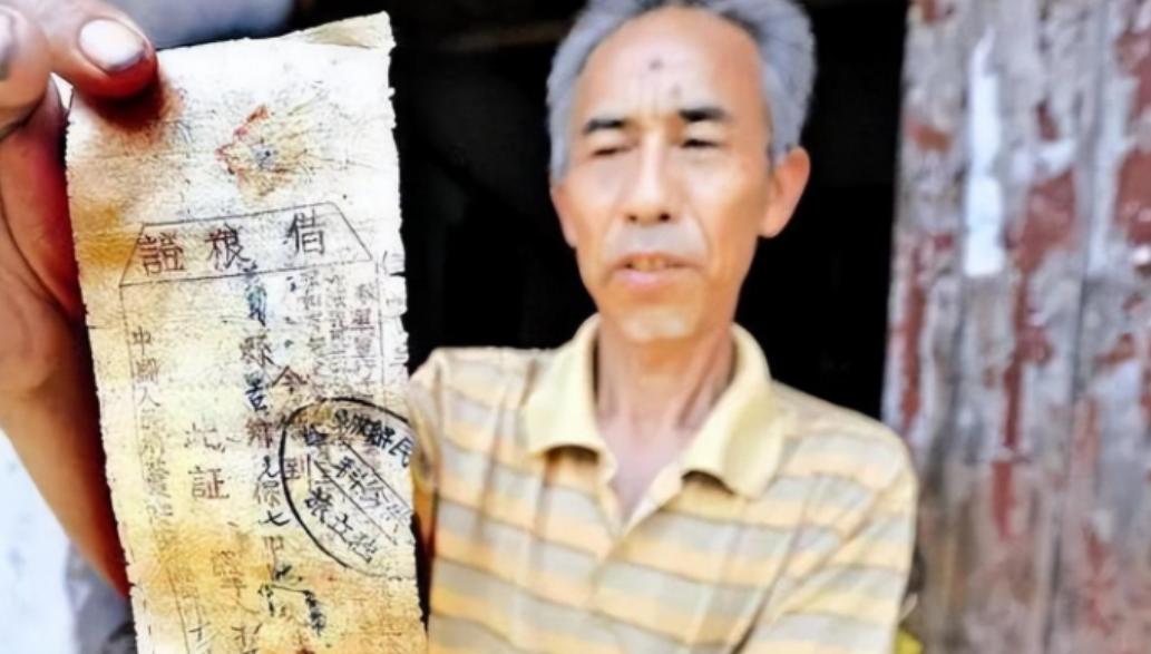 2015年湖北孝感市政府办公楼前，一个普通农民揣着张泛黄的借条找到工作人员。
