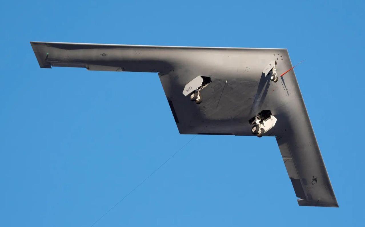 B-21隐身轰炸机试飞照来了

美国空军发布了首张B-21“突袭者”轰炸机试飞的