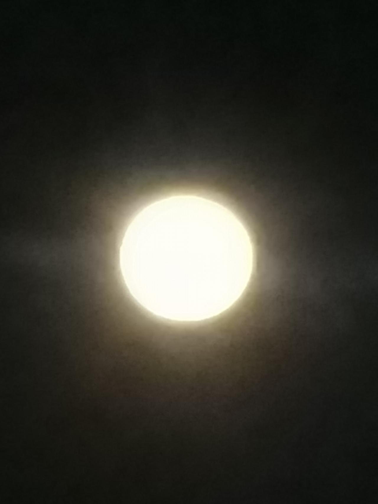 十五的月亮🌙十六圆○
常言道“十五的月亮十六圆”，这话确实有些道理。从科学层面