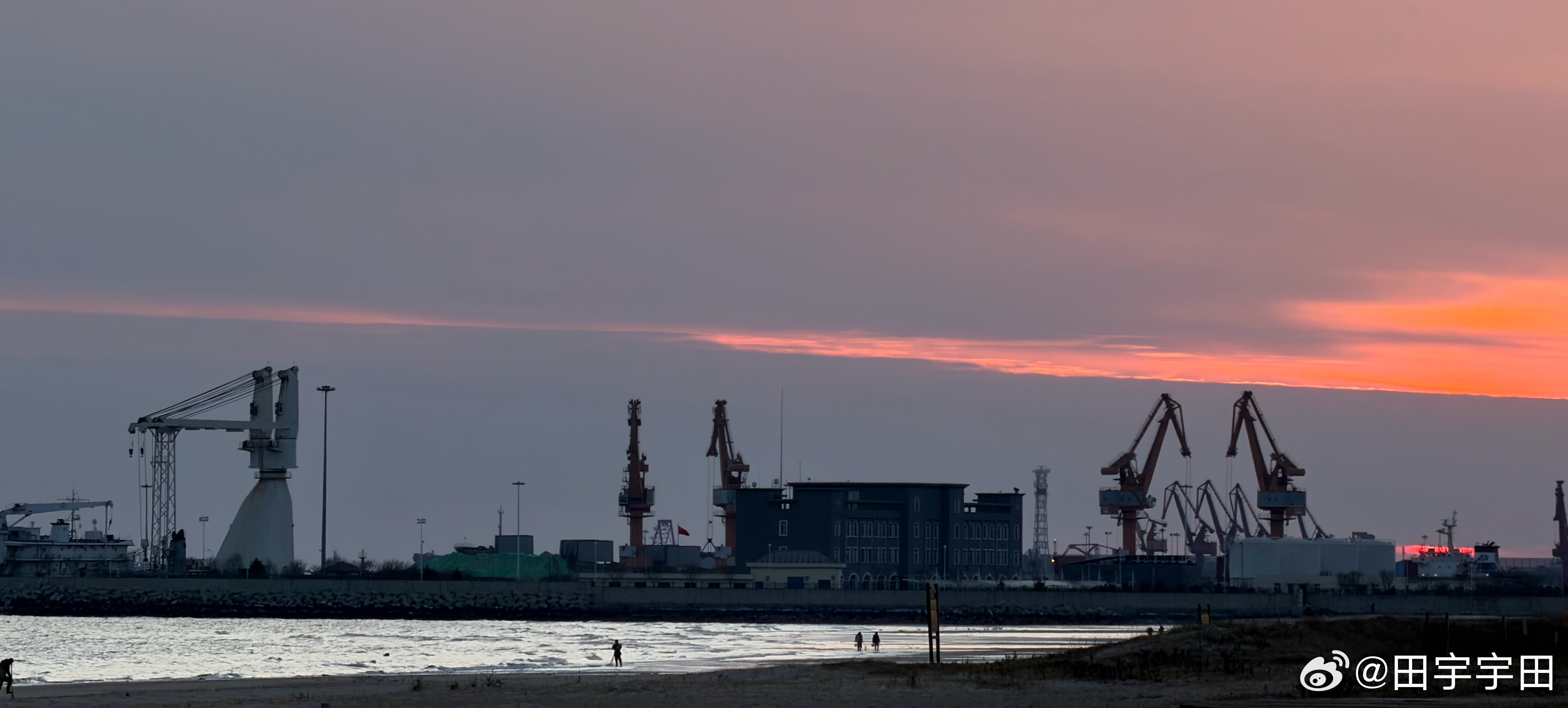 来秦皇岛拍摄发现了一个废弃的海滨浴场废弃的游乐设施、废弃的船安静的沙滩，三三两两