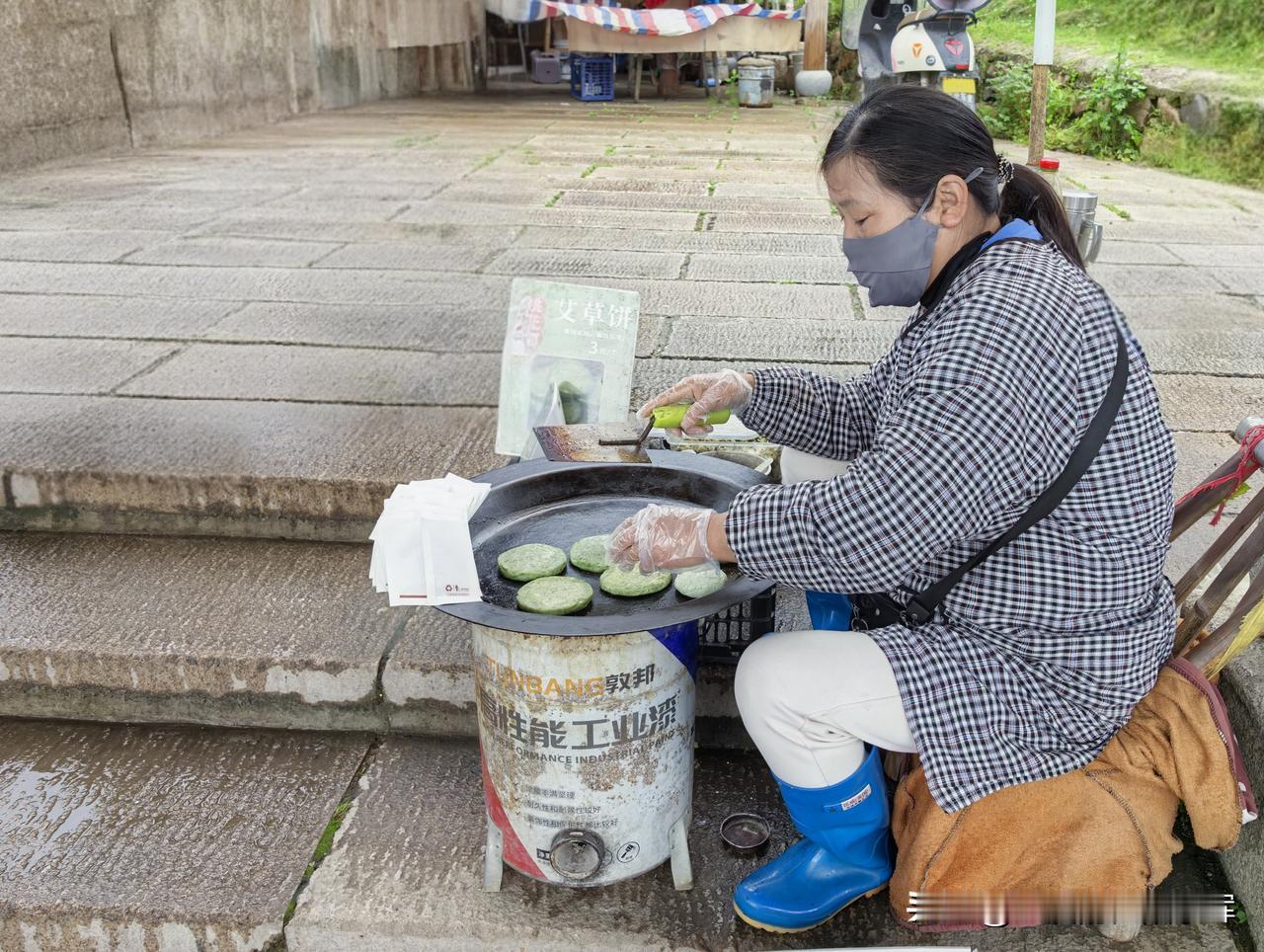 在安徽万村溜达的时候，一眼瞅见有卖艾草饼的，这可不能错过，我麻溜买了几个尝尝。咬