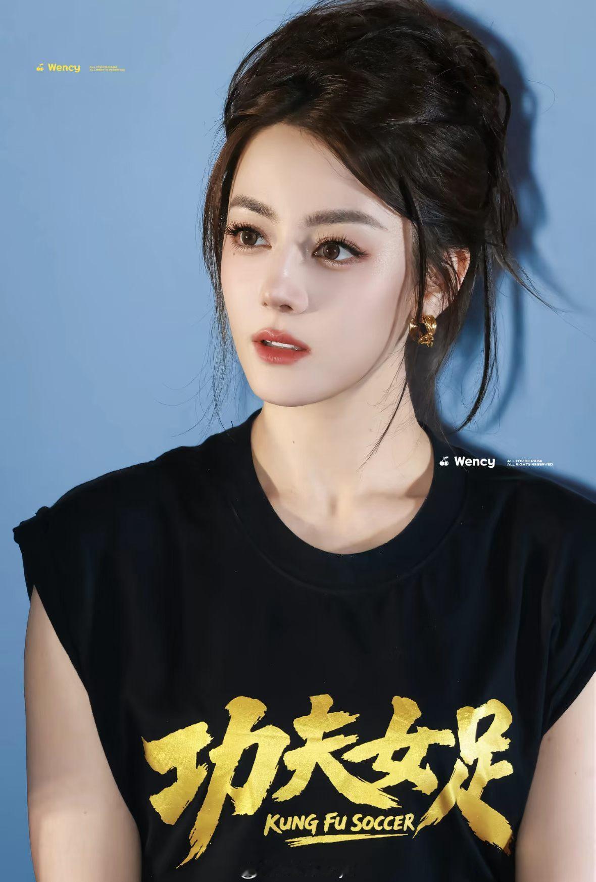 迪丽热巴路虎卫士全驭代言人迪丽热巴 dlrb 热巴开卫士 dlrb 迪丽热巴卫蓝