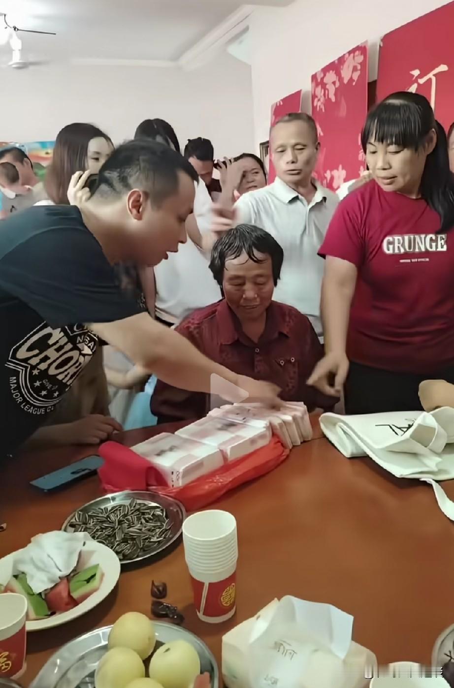 这哪是定亲呢，这好像是在卖女儿。在电梯现场，女孩的妈妈从男孩家里结果现金彩礼20