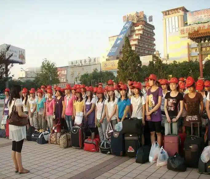 有些学校就干这个缺德带冒烟的事儿，官腔向阳这事干，你以为实习是穿的溜光水滑的端个