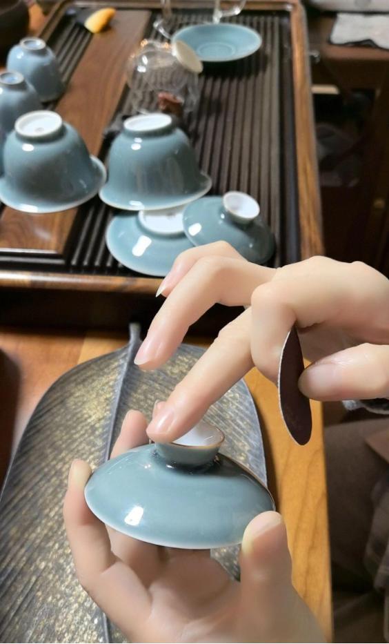 媒体说中国人的“开房”习惯变了。想了想也确实是。
现在国人开房不再是凑活住，而是