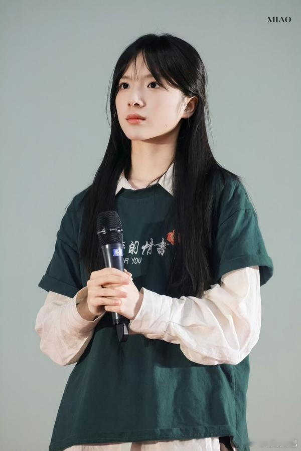 有点像王冰冰又好像宛瑜 