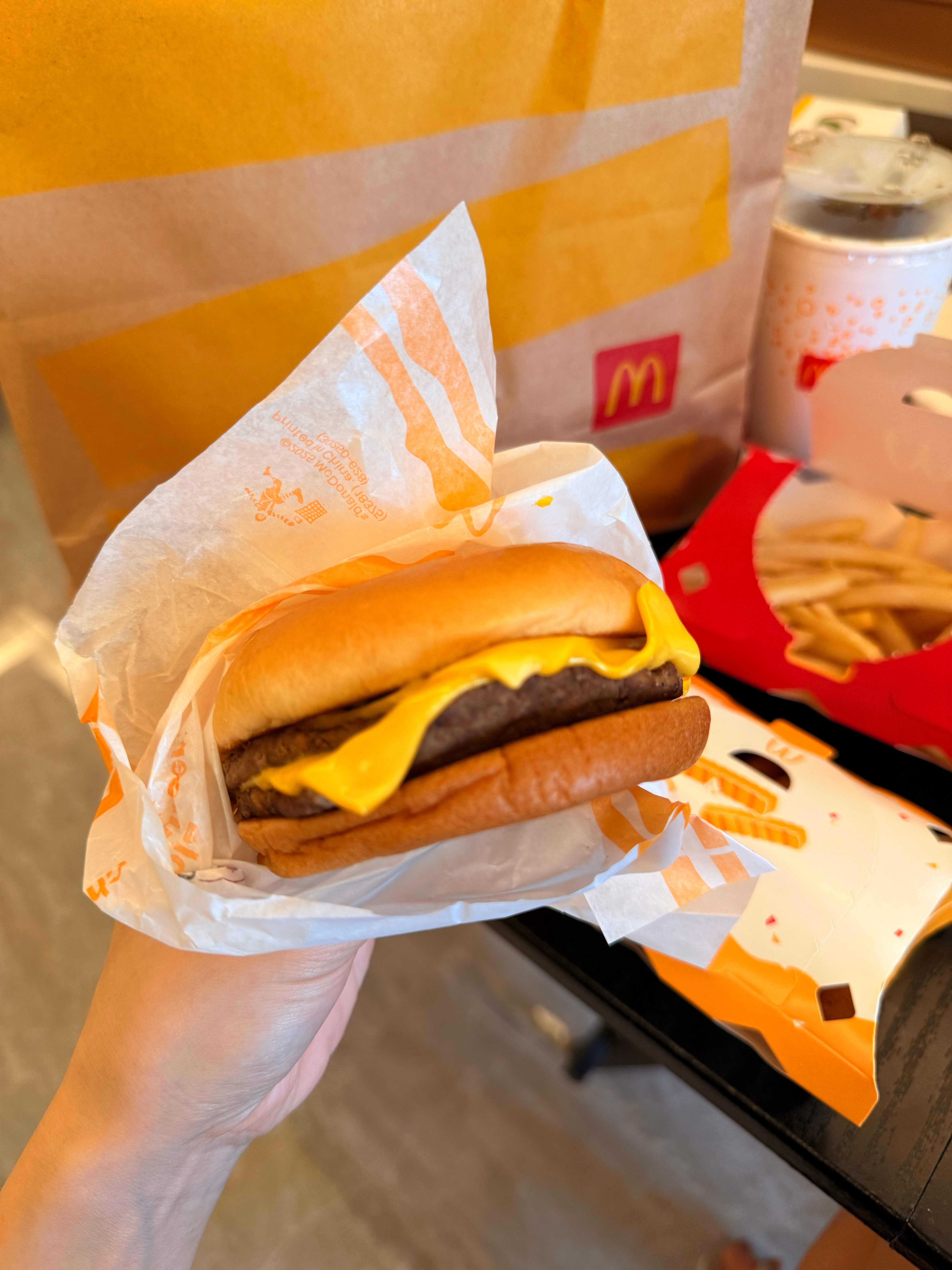 有什么事等我吃完麦当劳再说吧 