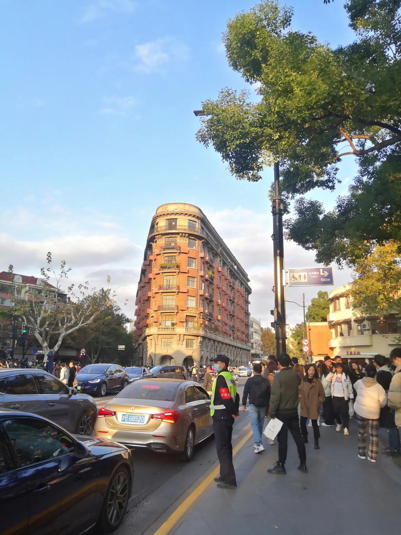早上好，你的认知水平基本上就等于你身边周围五个最亲近接触最多的人的平均水平。所以