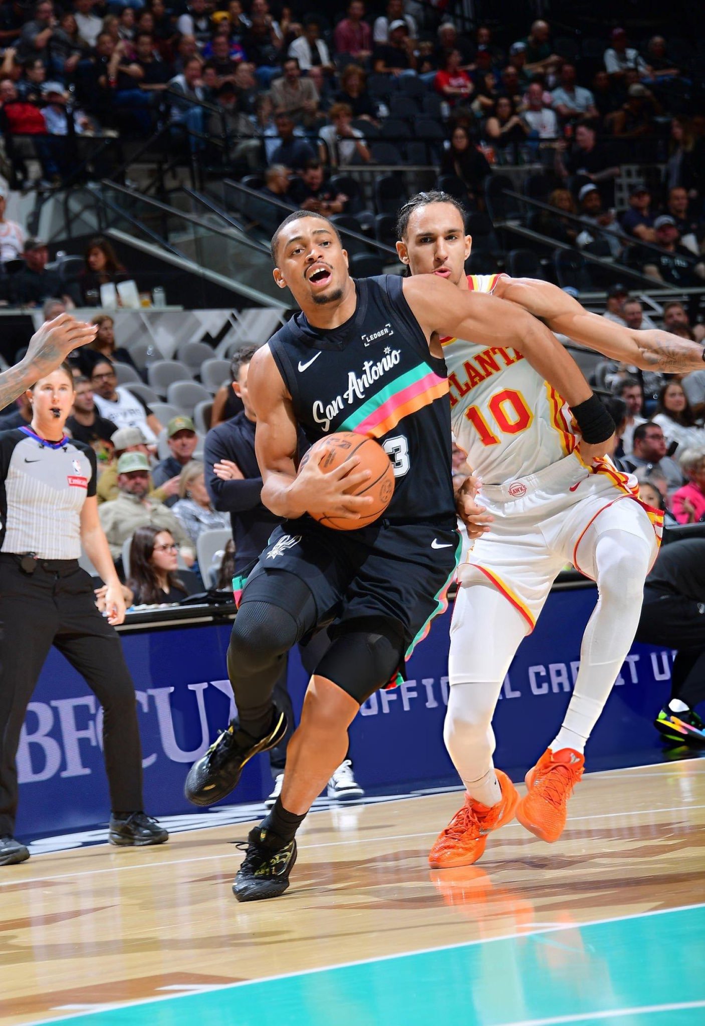 两节半，KJ拿到赛季第一个20+，10中8。