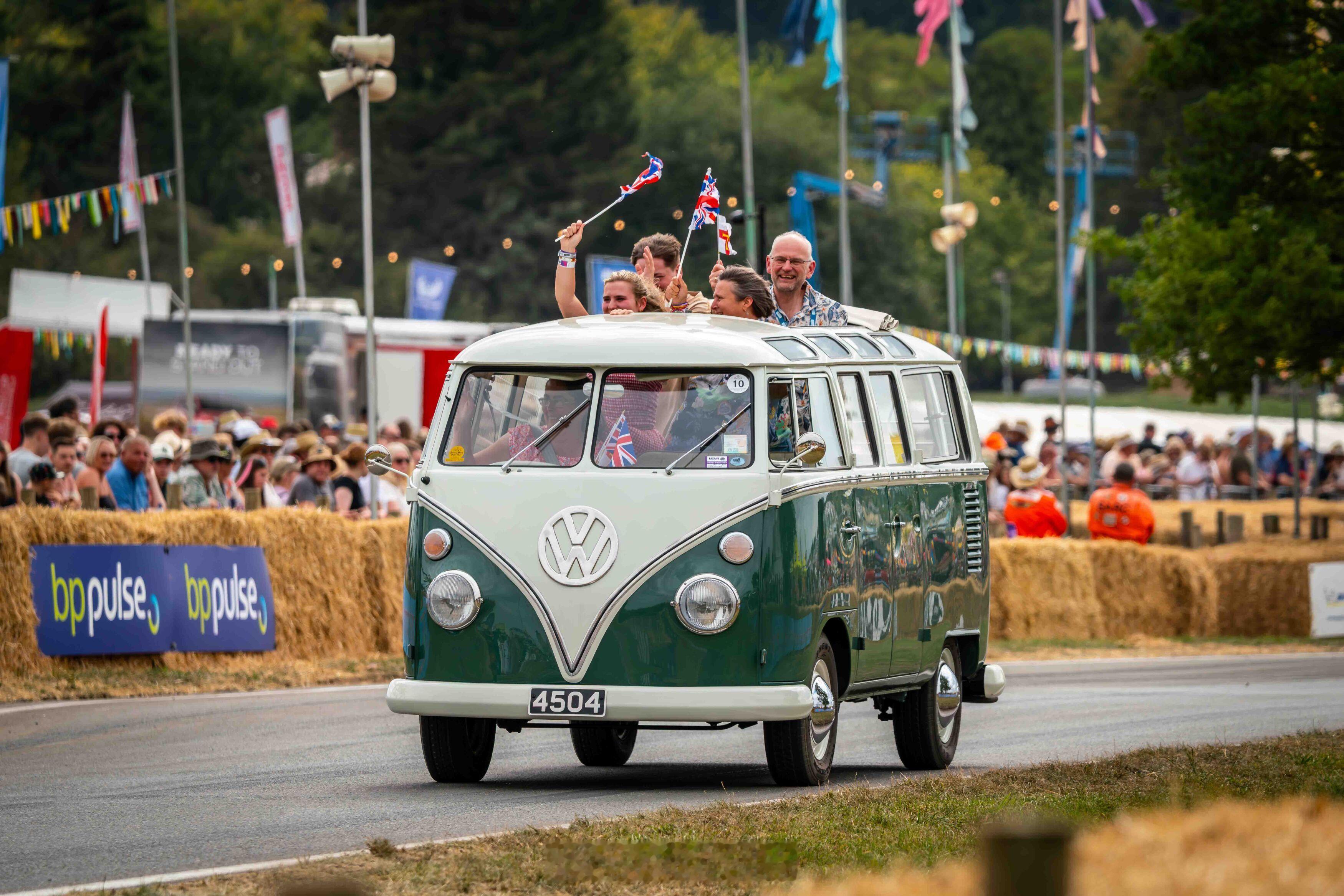 摸您~谁给这张图配个图说？van事通