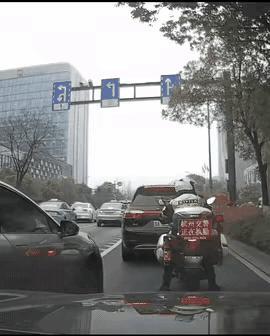 鱼骨实线变道，嚣张跋扈惯了，错吧交警当骑手了！