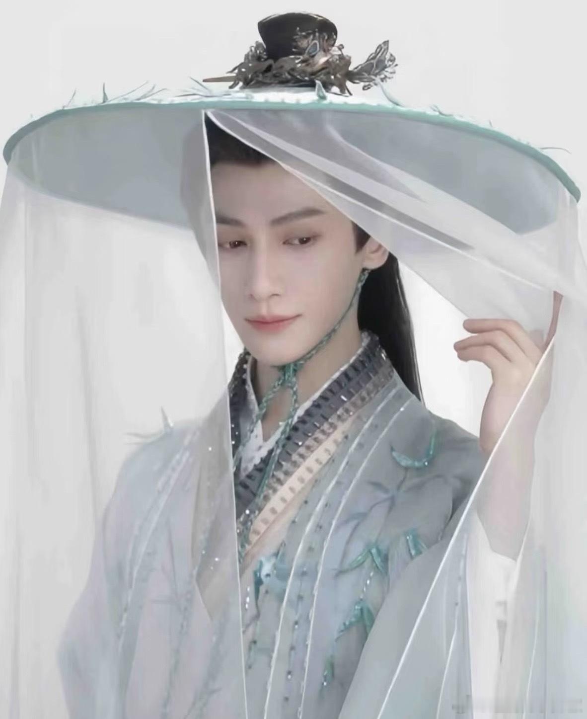 🍉罗云熙现在基本上都是自己想拍的戏才拍，递过来的本子百分之九十都是古装戏，下部