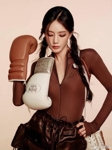 李一桐小妹你别慌看看姐姐的实力紧身衣皮裤凸显好身材，拳击台气场拉满，姐姐实力在线