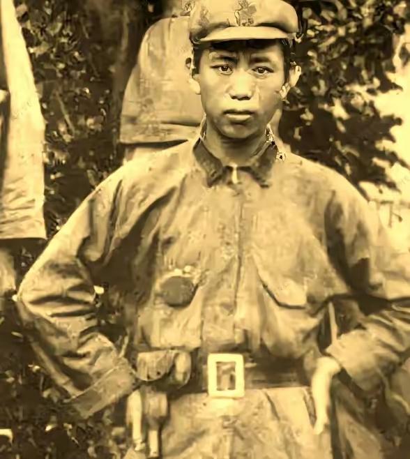 1962年，空军司令刘亚楼缴获了一把美式伞刀，不料把玩时被锋利的弹簧机构划破，这