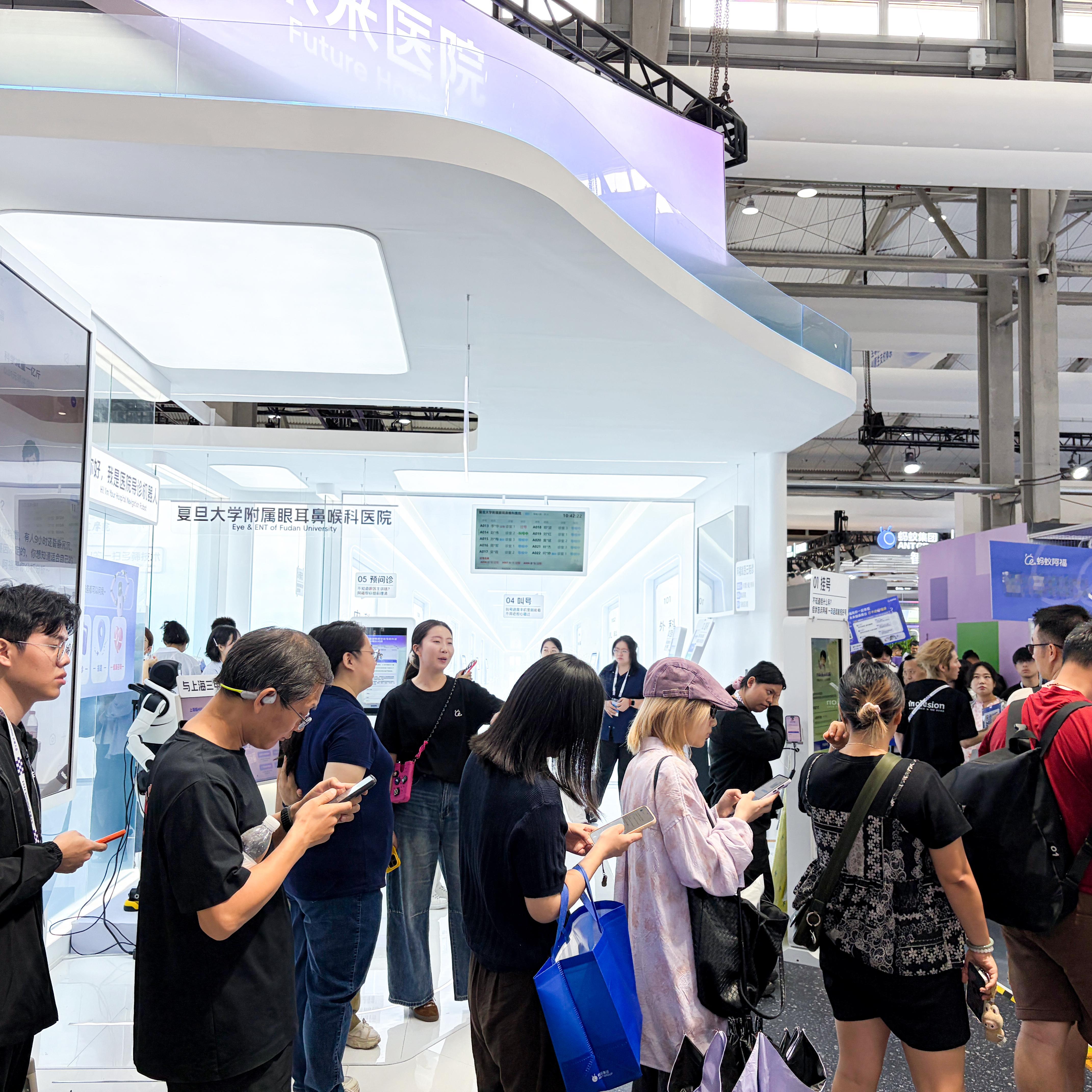 逛了半天 2026外滩大会，应该是今年逛展体验最好的 AI 主题展会了。场馆安排
