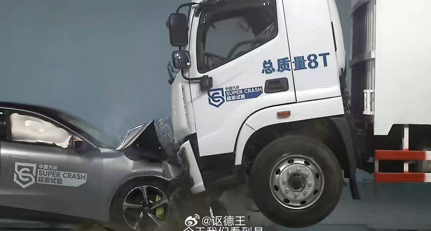 小车把大车 创 的车轮飞起很奇怪吗？一点都不奇怪，只是有些人少见多怪罢了[微笑]