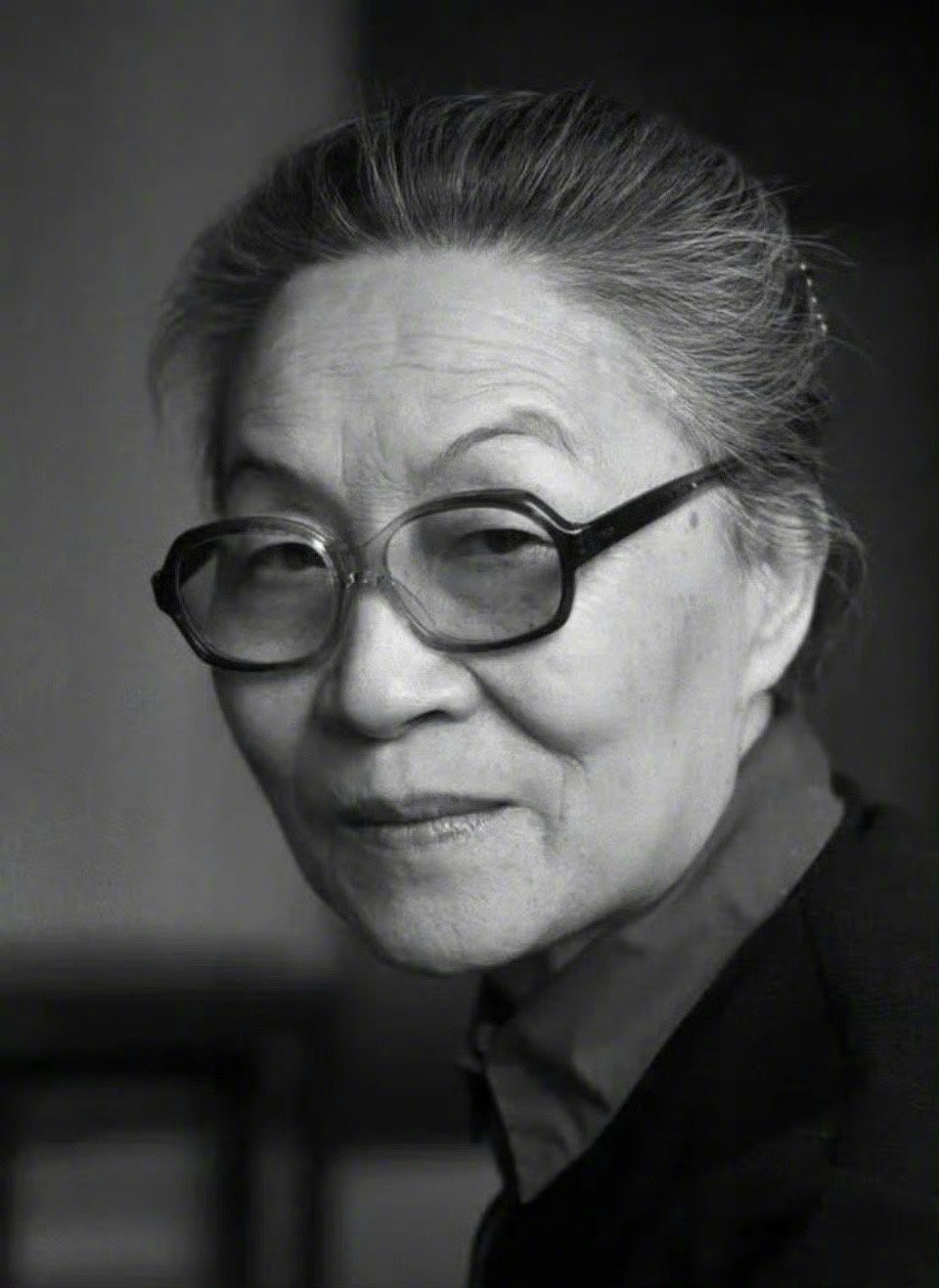 文化再高，高不过善良；容貌再美，美不过良心；才华再好，好不过品德。做人其实很简单